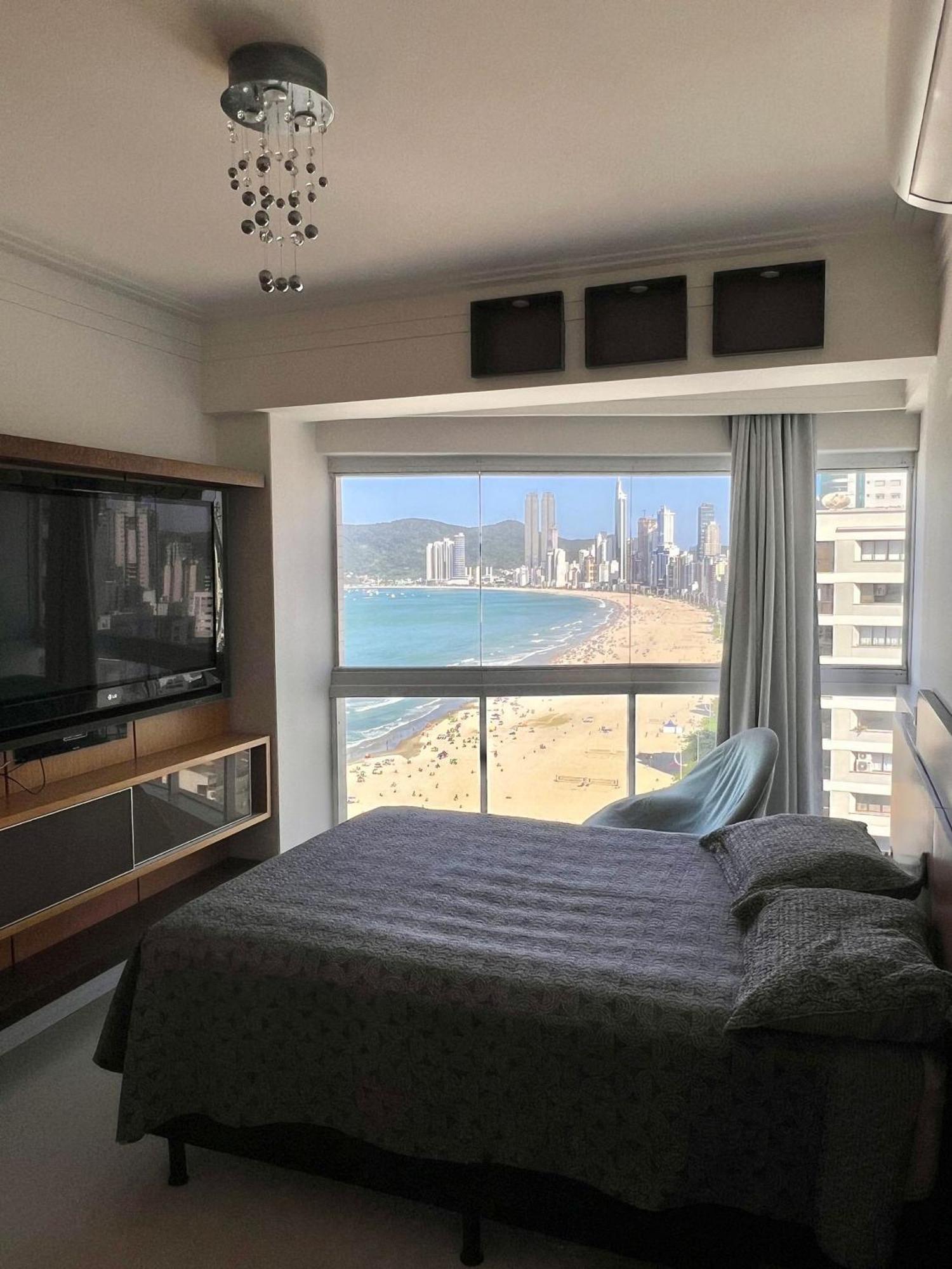 03 Dorm. Frente Mar Apartamento *